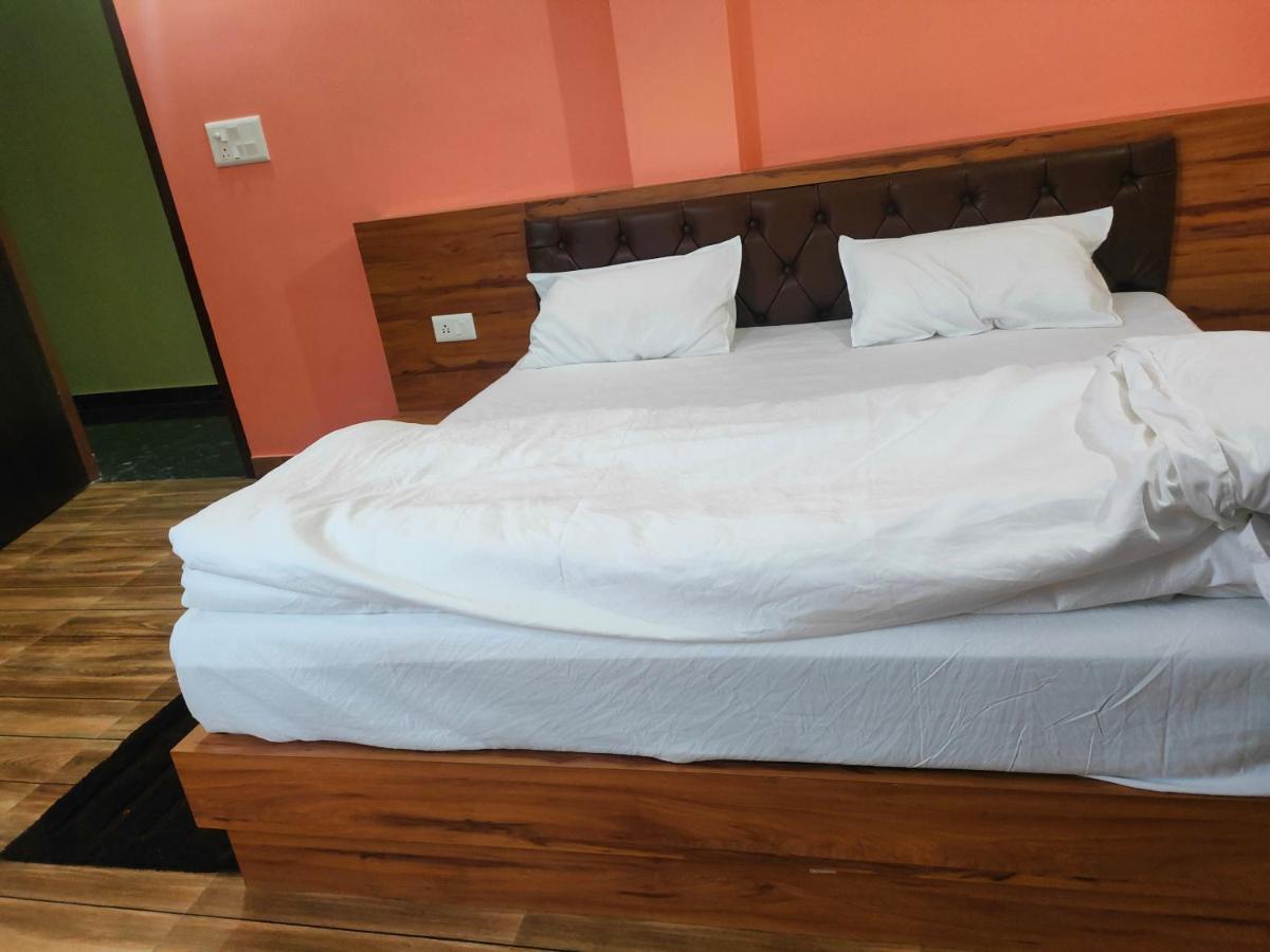 Hotel Rishabh And Banquet Hall Pithorāgarh Esterno foto