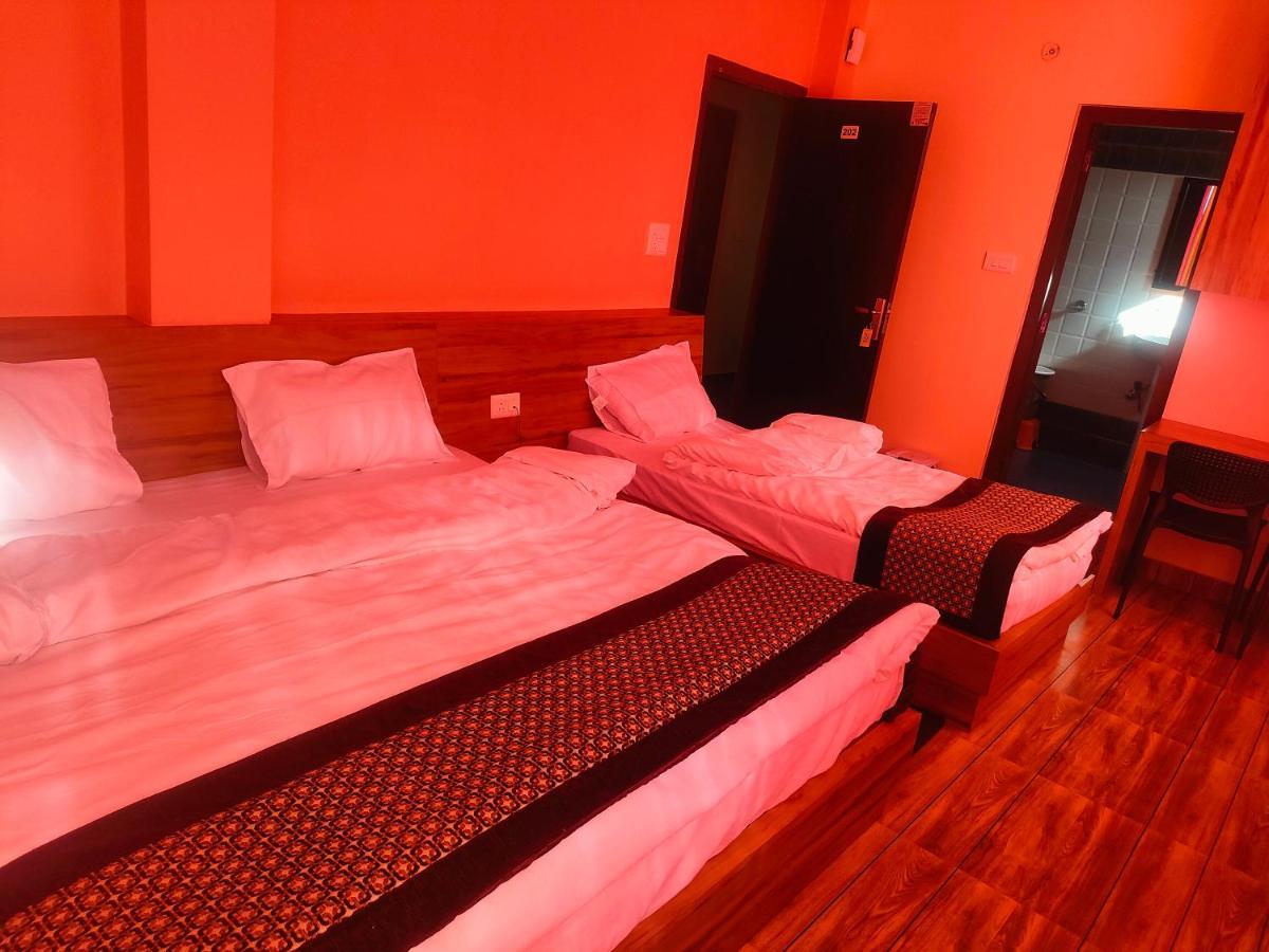 Hotel Rishabh And Banquet Hall Pithorāgarh Esterno foto