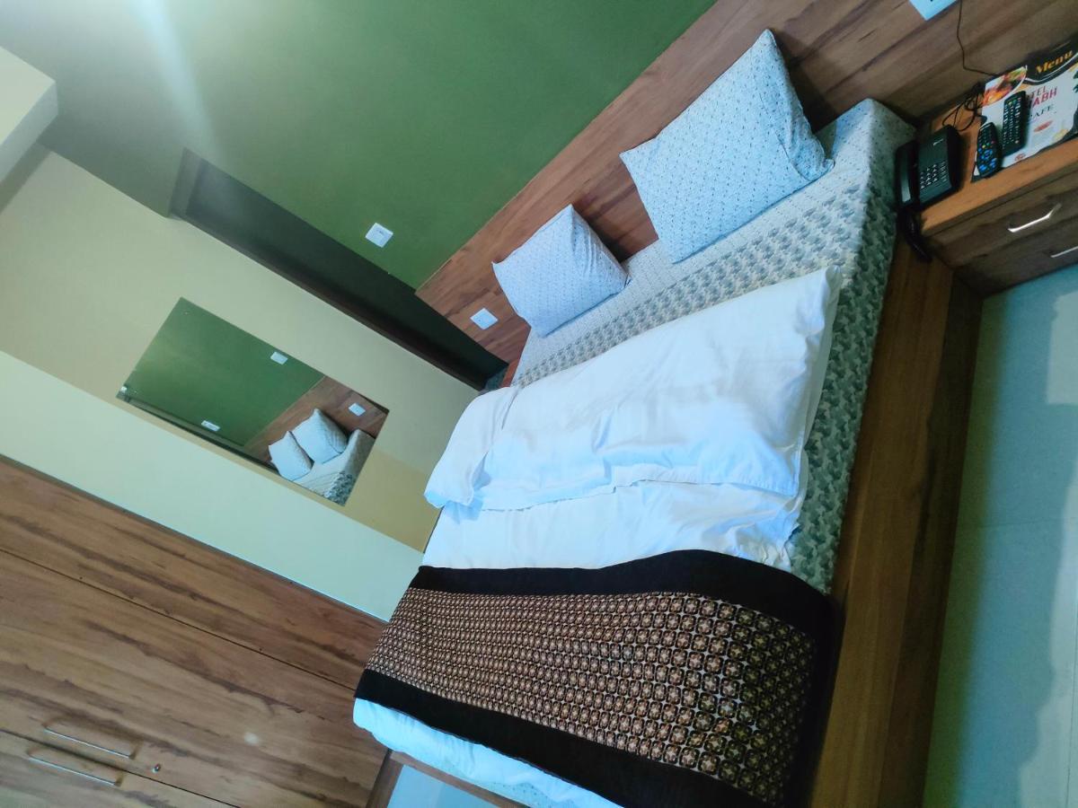 Hotel Rishabh And Banquet Hall Pithorāgarh Esterno foto