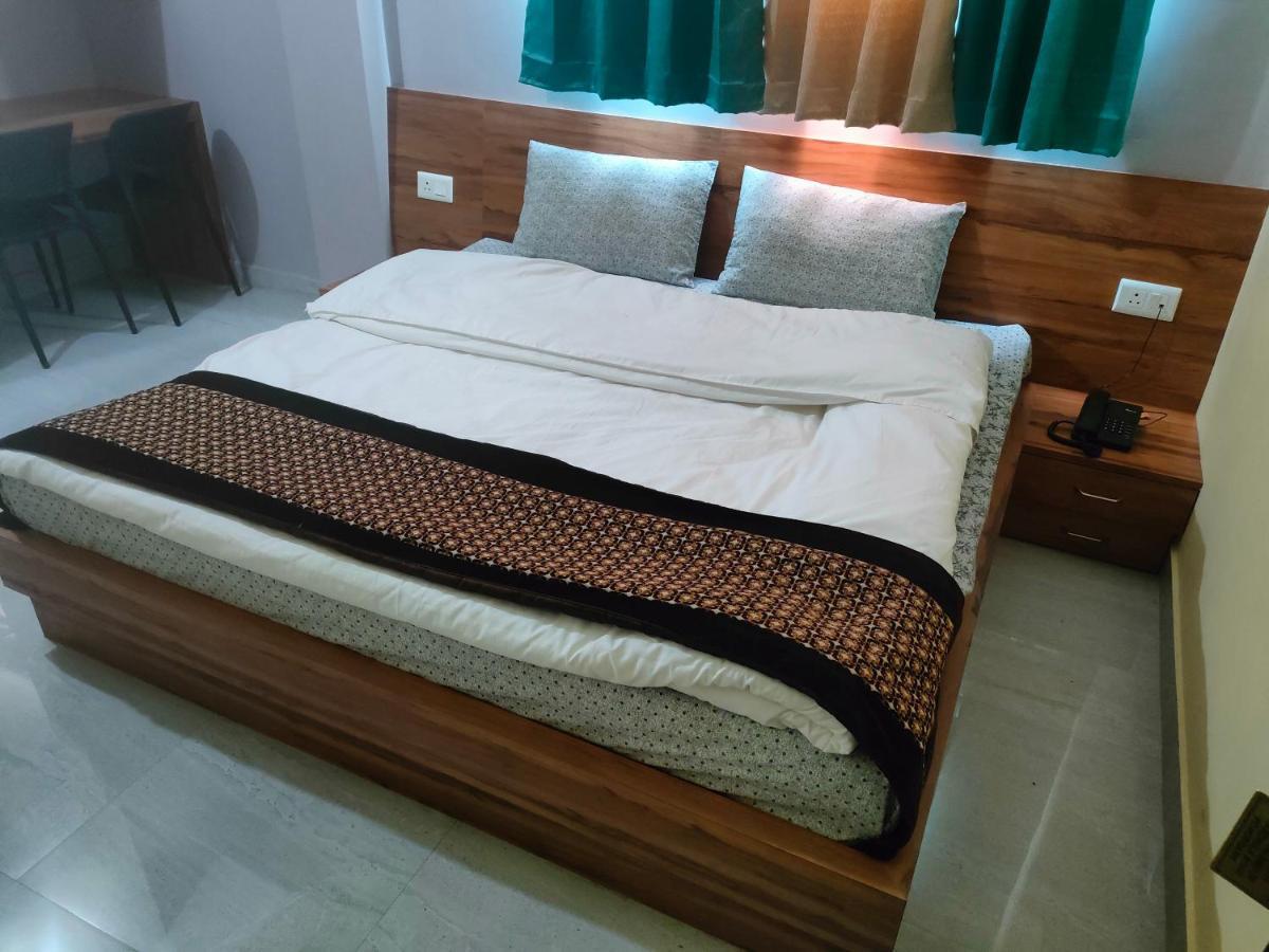Hotel Rishabh And Banquet Hall Pithorāgarh Esterno foto