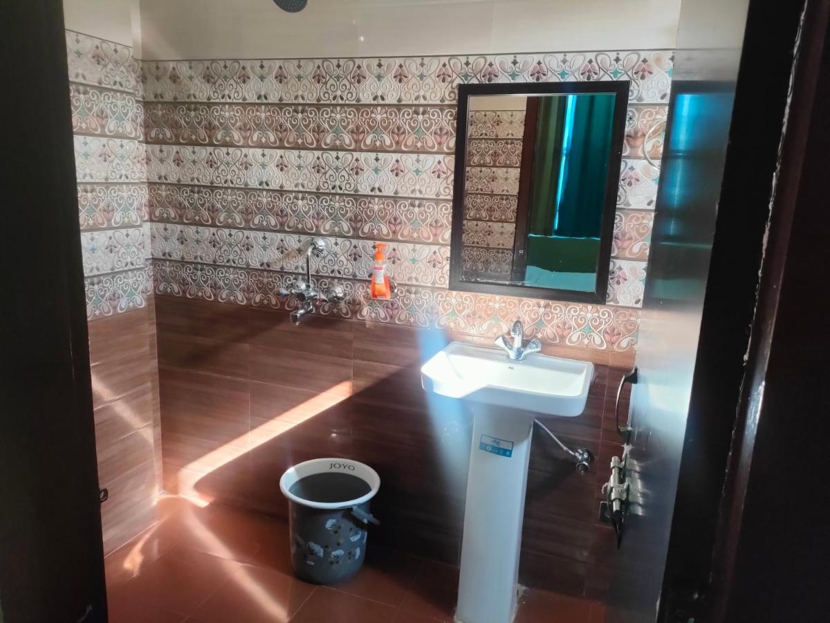 Hotel Rishabh And Banquet Hall Pithorāgarh Esterno foto