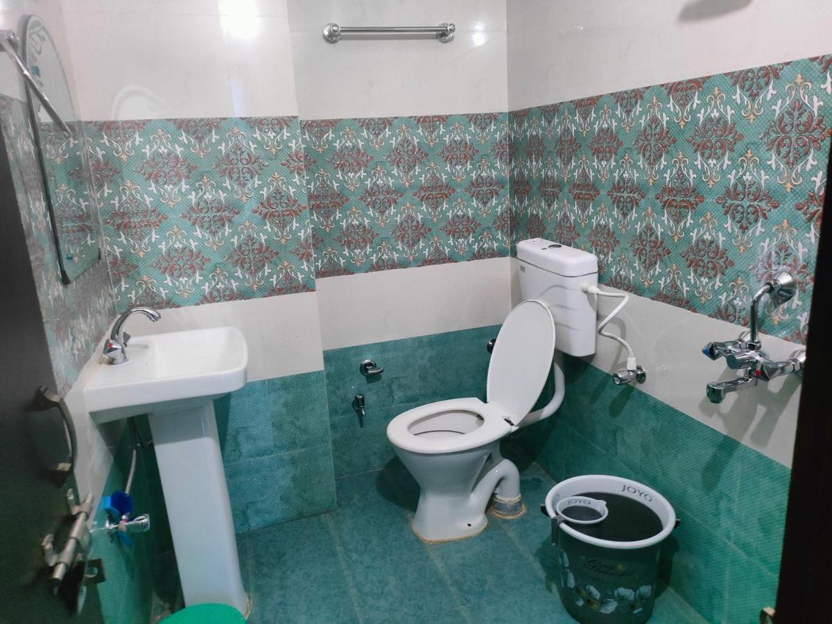 Hotel Rishabh And Banquet Hall Pithorāgarh Esterno foto