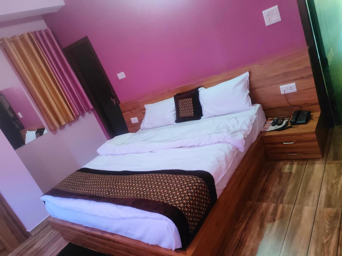 Hotel Rishabh And Banquet Hall Pithorāgarh Esterno foto